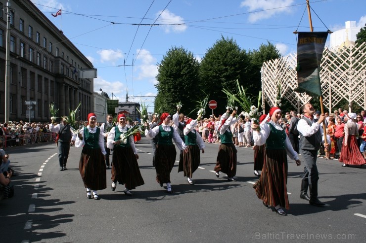 XXV Vispārējo latviešu Dziesmu un XV Deju svētku gājiens - bildēs meklē sevi vai savu kolektīvu. XXV Vispārējo latviešu Dziesmu un XV Deju svētku gājiens - bildēs meklē sevi vai savu kolektīvu. 98996