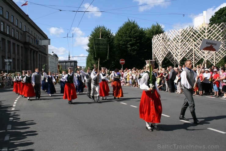 XXV Vispārējo latviešu Dziesmu un XV Deju svētku gājiens - bildēs meklē sevi vai savu kolektīvu. XXV Vispārējo latviešu Dziesmu un XV Deju svētku gājiens - bildēs meklē sevi vai savu kolektīvu. 98997