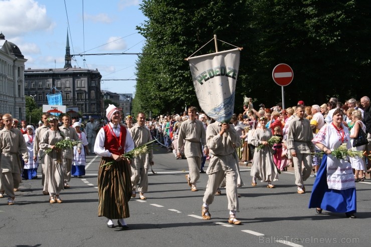 XXV Vispārējo latviešu Dziesmu un XV Deju svētku gājiens - bildēs meklē sevi vai savu kolektīvu. XXV Vispārējo latviešu Dziesmu un XV Deju svētku gājiens - bildēs meklē sevi vai savu kolektīvu. 99000