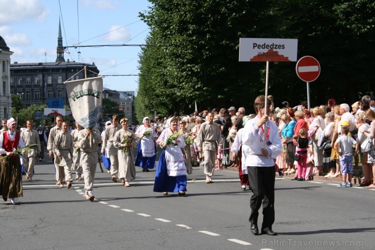 XXV Vispārējo latviešu Dziesmu un XV Deju svētku gājiens - bildēs meklē sevi vai savu kolektīvu. XXV Vispārējo latviešu Dziesmu un XV Deju svētku gājiens - bildēs meklē sevi vai savu kolektīvu. 99001