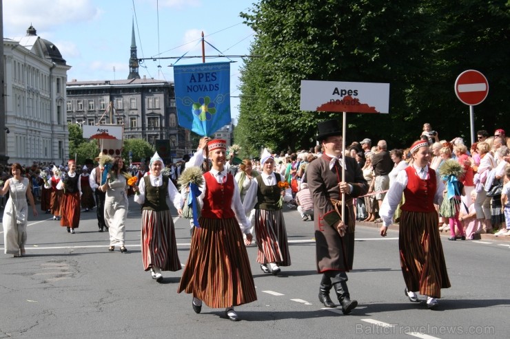 XXV Vispārējo latviešu Dziesmu un XV Deju svētku gājiens - bildēs meklē sevi vai savu kolektīvu. XXV Vispārējo latviešu Dziesmu un XV Deju svētku gājiens - bildēs meklē sevi vai savu kolektīvu. 99002