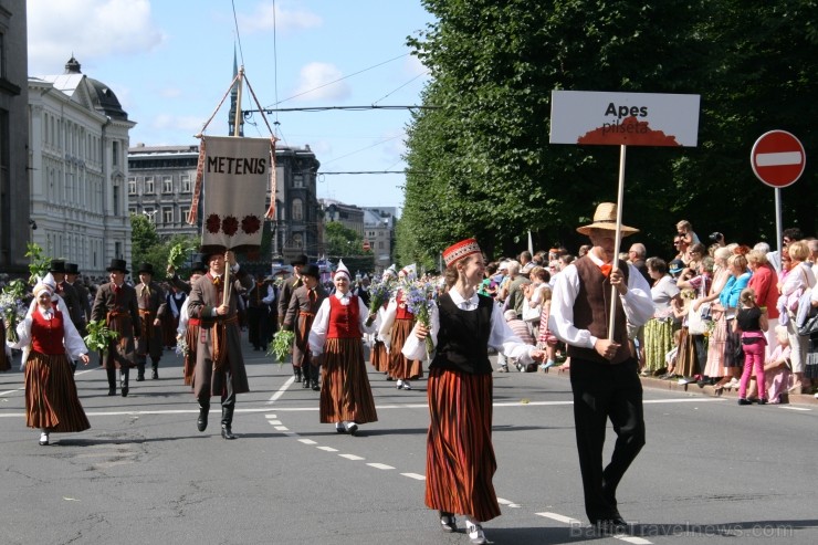 XXV Vispārējo latviešu Dziesmu un XV Deju svētku gājiens - bildēs meklē sevi vai savu kolektīvu. XXV Vispārējo latviešu Dziesmu un XV Deju svētku gājiens - bildēs meklē sevi vai savu kolektīvu. 99004