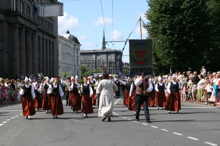 XXV Vispārējo latviešu Dziesmu un XV Deju svētku gājiens - bildēs meklē sevi vai savu kolektīvu. XXV Vispārējo latviešu Dziesmu un XV Deju svētku gājiens - bildēs meklē sevi vai savu kolektīvu. 99005