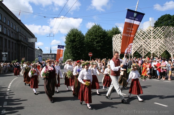 XXV Vispārējo latviešu Dziesmu un XV Deju svētku gājiens - bildēs meklē sevi vai savu kolektīvu. XXV Vispārējo latviešu Dziesmu un XV Deju svētku gājiens - bildēs meklē sevi vai savu kolektīvu. 99011