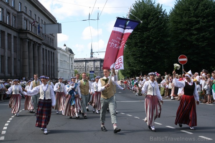 XXV Vispārējo latviešu Dziesmu un XV Deju svētku gājiens - bildēs meklē sevi vai savu kolektīvu. XXV Vispārējo latviešu Dziesmu un XV Deju svētku gājiens - bildēs meklē sevi vai savu kolektīvu. 99014