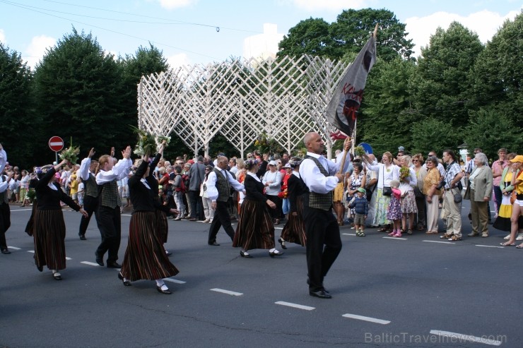 XXV Vispārējo latviešu Dziesmu un XV Deju svētku gājiens - bildēs meklē sevi vai savu kolektīvu. XXV Vispārējo latviešu Dziesmu un XV Deju svētku gājiens - bildēs meklē sevi vai savu kolektīvu. 99022