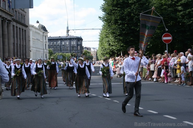XXV Vispārējo latviešu Dziesmu un XV Deju svētku gājiens - bildēs meklē sevi vai savu kolektīvu. XXV Vispārējo latviešu Dziesmu un XV Deju svētku gājiens - bildēs meklē sevi vai savu kolektīvu. 99023