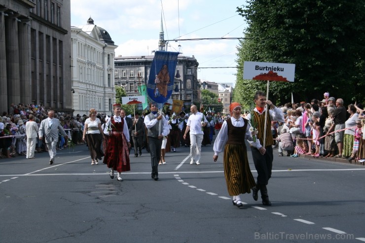 XXV Vispārējo latviešu Dziesmu un XV Deju svētku gājiens - bildēs meklē sevi vai savu kolektīvu. XXV Vispārējo latviešu Dziesmu un XV Deju svētku gājiens - bildēs meklē sevi vai savu kolektīvu. 99024