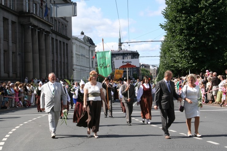 XXV Vispārējo latviešu Dziesmu un XV Deju svētku gājiens - bildēs meklē sevi vai savu kolektīvu. XXV Vispārējo latviešu Dziesmu un XV Deju svētku gājiens - bildēs meklē sevi vai savu kolektīvu. 99025