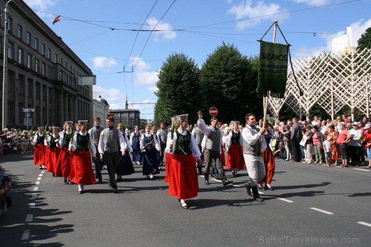 XXV Vispārējo latviešu Dziesmu un XV Deju svētku gājiens - bildēs meklē sevi vai savu kolektīvu. XXV Vispārējo latviešu Dziesmu un XV Deju svētku gājiens - bildēs meklē sevi vai savu kolektīvu. 99031