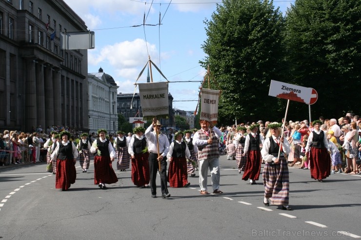 XXV Vispārējo latviešu Dziesmu un XV Deju svētku gājiens - bildēs meklē sevi vai savu kolektīvu. XXV Vispārējo latviešu Dziesmu un XV Deju svētku gājiens - bildēs meklē sevi vai savu kolektīvu. 99033