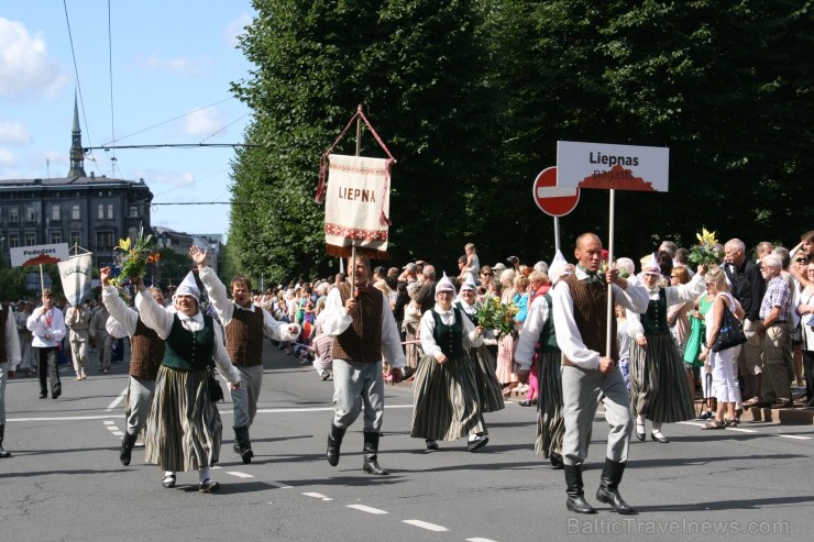 XXV Vispārējo latviešu Dziesmu un XV Deju svētku gājiens - bildēs meklē sevi vai savu kolektīvu. XXV Vispārējo latviešu Dziesmu un XV Deju svētku gājiens - bildēs meklē sevi vai savu kolektīvu. 99035