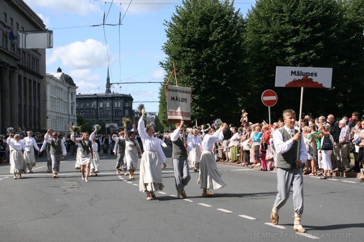 XXV Vispārējo latviešu Dziesmu un XV Deju svētku gājiens - bildēs meklē sevi vai savu kolektīvu. XXV Vispārējo latviešu Dziesmu un XV Deju svētku gājiens - bildēs meklē sevi vai savu kolektīvu. 99036