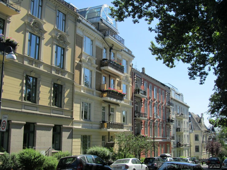 Oslo ielās redzamas pievilcīgas ēkas, katra ar savu īpatnību un 