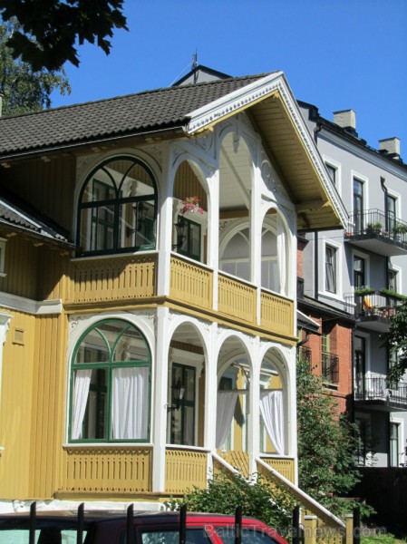 Oslo ielās redzamas pievilcīgas ēkas, katra ar savu īpatnību un 