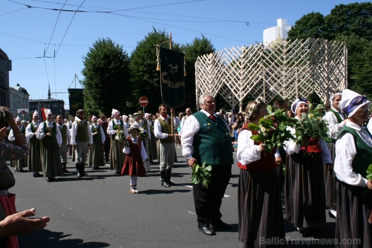 XXV Vispārējo latviešu Dziesmu un XV Deju svētku gājiens - bildēs meklē sevi vai savu kolektīvu. XXV Vispārējo latviešu Dziesmu un XV Deju svētku gājiens - bildēs meklē sevi vai savu kolektīvu. 99168
