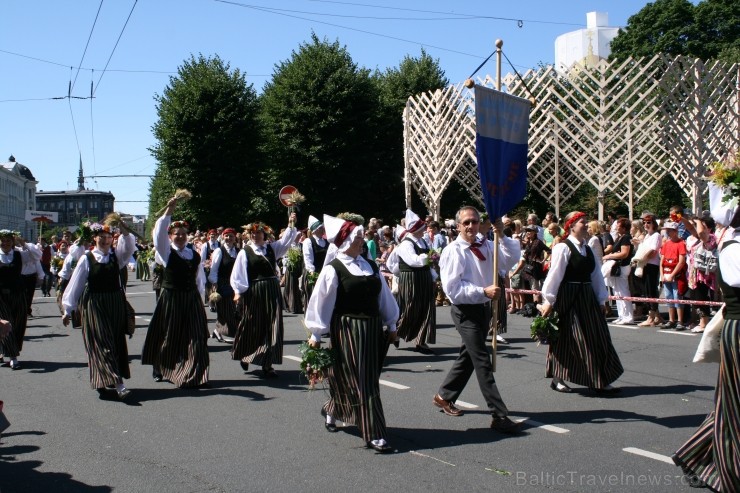 XXV Vispārējo latviešu Dziesmu un XV Deju svētku gājiens - bildēs meklē sevi vai savu kolektīvu. XXV Vispārējo latviešu Dziesmu un XV Deju svētku gājiens - bildēs meklē sevi vai savu kolektīvu. 99171
