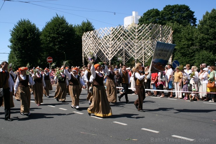 XXV Vispārējo latviešu Dziesmu un XV Deju svētku gājiens - bildēs meklē sevi vai savu kolektīvu. XXV Vispārējo latviešu Dziesmu un XV Deju svētku gājiens - bildēs meklē sevi vai savu kolektīvu. 99175