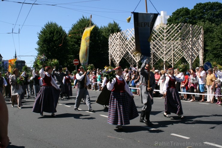XXV Vispārējo latviešu Dziesmu un XV Deju svētku gājiens - bildēs meklē sevi vai savu kolektīvu. XXV Vispārējo latviešu Dziesmu un XV Deju svētku gājiens - bildēs meklē sevi vai savu kolektīvu. 99176