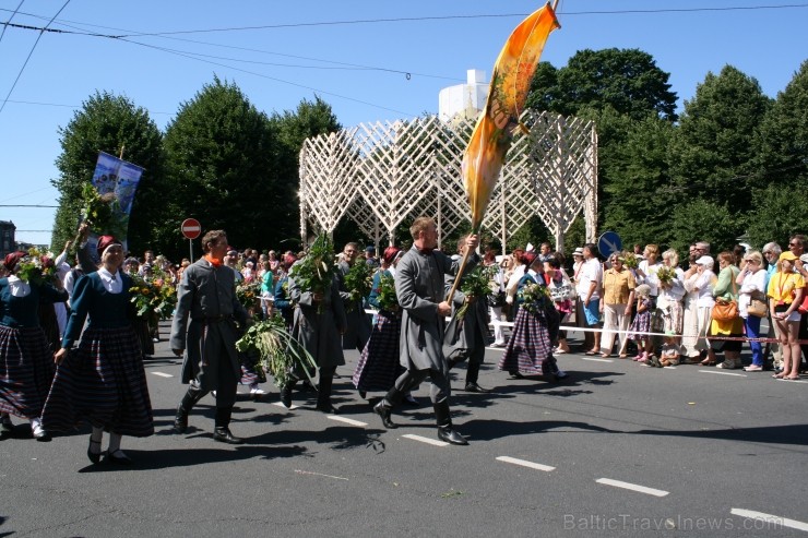 XXV Vispārējo latviešu Dziesmu un XV Deju svētku gājiens - bildēs meklē sevi vai savu kolektīvu. XXV Vispārējo latviešu Dziesmu un XV Deju svētku gājiens - bildēs meklē sevi vai savu kolektīvu. 99177