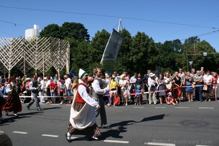 XXV Vispārējo latviešu Dziesmu un XV Deju svētku gājiens - bildēs meklē sevi vai savu kolektīvu. XXV Vispārējo latviešu Dziesmu un XV Deju svētku gājiens - bildēs meklē sevi vai savu kolektīvu. 99179