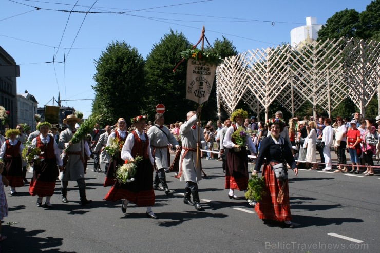 XXV Vispārējo latviešu Dziesmu un XV Deju svētku gājiens - bildēs meklē sevi vai savu kolektīvu. XXV Vispārējo latviešu Dziesmu un XV Deju svētku gājiens - bildēs meklē sevi vai savu kolektīvu. 99181