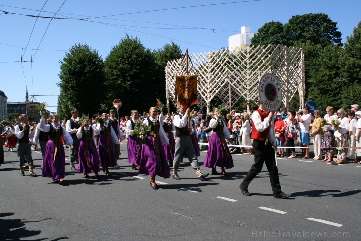 XXV Vispārējo latviešu Dziesmu un XV Deju svētku gājiens - bildēs meklē sevi vai savu kolektīvu. XXV Vispārējo latviešu Dziesmu un XV Deju svētku gājiens - bildēs meklē sevi vai savu kolektīvu. 99182
