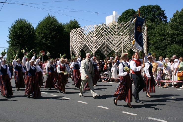 XXV Vispārējo latviešu Dziesmu un XV Deju svētku gājiens - bildēs meklē sevi vai savu kolektīvu. XXV Vispārējo latviešu Dziesmu un XV Deju svētku gājiens - bildēs meklē sevi vai savu kolektīvu. 99184