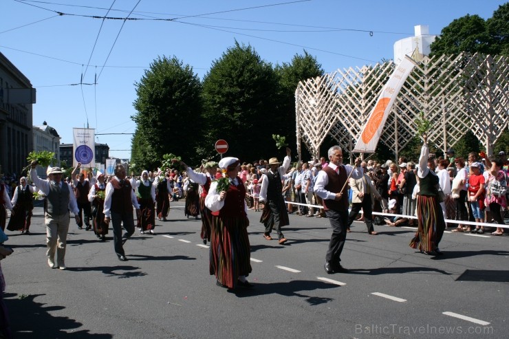 XXV Vispārējo latviešu Dziesmu un XV Deju svētku gājiens - bildēs meklē sevi vai savu kolektīvu. XXV Vispārējo latviešu Dziesmu un XV Deju svētku gājiens - bildēs meklē sevi vai savu kolektīvu. 99189