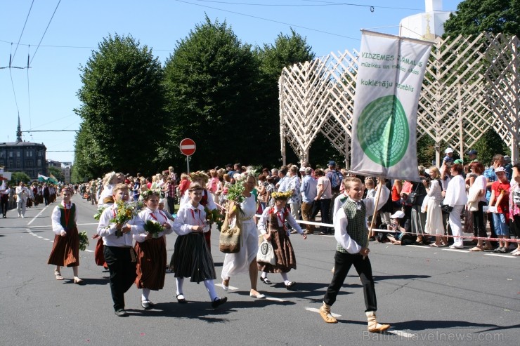 XXV Vispārējo latviešu Dziesmu un XV Deju svētku gājiens - bildēs meklē sevi vai savu kolektīvu. XXV Vispārējo latviešu Dziesmu un XV Deju svētku gājiens - bildēs meklē sevi vai savu kolektīvu. 99194
