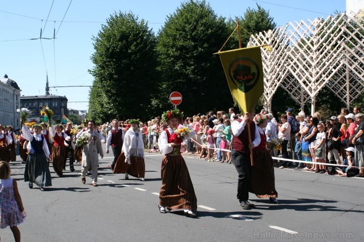 XXV Vispārējo latviešu Dziesmu un XV Deju svētku gājiens - bildēs meklē sevi vai savu kolektīvu. XXV Vispārējo latviešu Dziesmu un XV Deju svētku gājiens - bildēs meklē sevi vai savu kolektīvu. 99197
