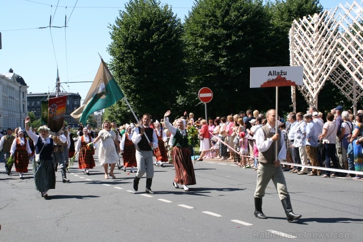 XXV Vispārējo latviešu Dziesmu un XV Deju svētku gājiens - bildēs meklē sevi vai savu kolektīvu. XXV Vispārējo latviešu Dziesmu un XV Deju svētku gājiens - bildēs meklē sevi vai savu kolektīvu. 99198