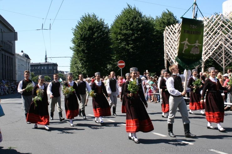 XXV Vispārējo latviešu Dziesmu un XV Deju svētku gājiens - bildēs meklē sevi vai savu kolektīvu. XXV Vispārējo latviešu Dziesmu un XV Deju svētku gājiens - bildēs meklē sevi vai savu kolektīvu. 99199