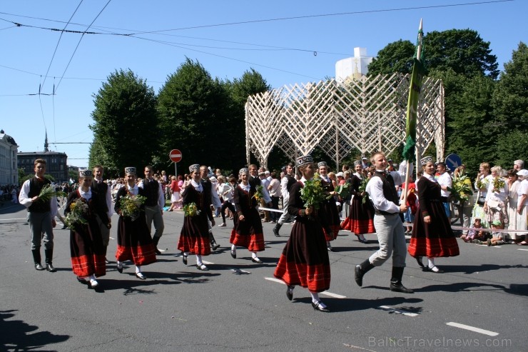 XXV Vispārējo latviešu Dziesmu un XV Deju svētku gājiens - bildēs meklē sevi vai savu kolektīvu. XXV Vispārējo latviešu Dziesmu un XV Deju svētku gājiens - bildēs meklē sevi vai savu kolektīvu. 99200