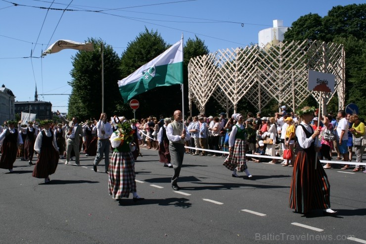 XXV Vispārējo latviešu Dziesmu un XV Deju svētku gājiens - bildēs meklē sevi vai savu kolektīvu. XXV Vispārējo latviešu Dziesmu un XV Deju svētku gājiens - bildēs meklē sevi vai savu kolektīvu. 99204