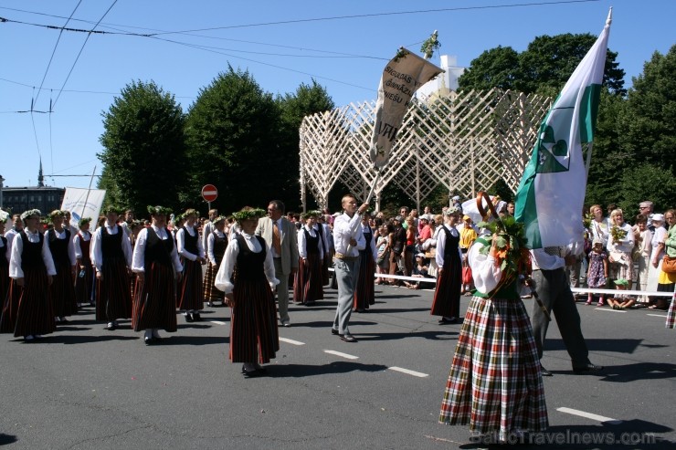 XXV Vispārējo latviešu Dziesmu un XV Deju svētku gājiens - bildēs meklē sevi vai savu kolektīvu. XXV Vispārējo latviešu Dziesmu un XV Deju svētku gājiens - bildēs meklē sevi vai savu kolektīvu. 99205