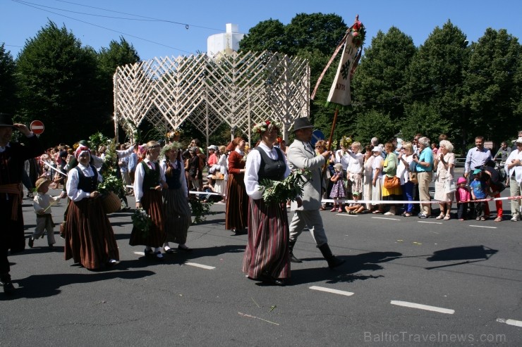 XXV Vispārējo latviešu Dziesmu un XV Deju svētku gājiens - bildēs meklē sevi vai savu kolektīvu. XXV Vispārējo latviešu Dziesmu un XV Deju svētku gājiens - bildēs meklē sevi vai savu kolektīvu. 99207