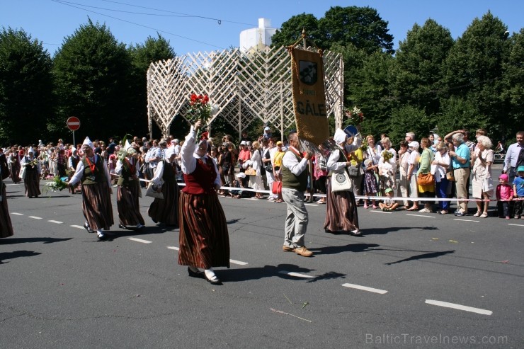 XXV Vispārējo latviešu Dziesmu un XV Deju svētku gājiens - bildēs meklē sevi vai savu kolektīvu. XXV Vispārējo latviešu Dziesmu un XV Deju svētku gājiens - bildēs meklē sevi vai savu kolektīvu. 99208