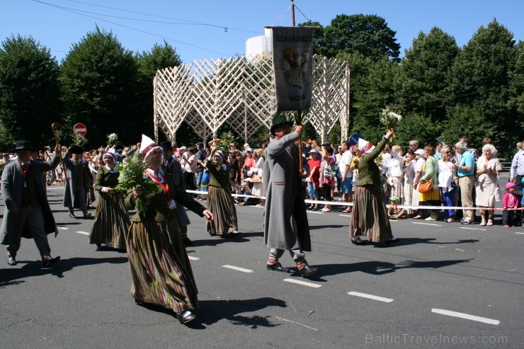 XXV Vispārējo latviešu Dziesmu un XV Deju svētku gājiens - bildēs meklē sevi vai savu kolektīvu. XXV Vispārējo latviešu Dziesmu un XV Deju svētku gājiens - bildēs meklē sevi vai savu kolektīvu. 99209
