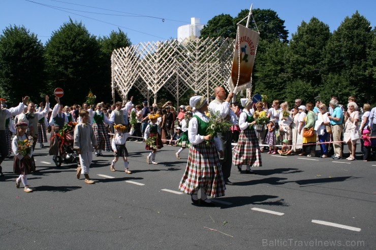 XXV Vispārējo latviešu Dziesmu un XV Deju svētku gājiens - bildēs meklē sevi vai savu kolektīvu. XXV Vispārējo latviešu Dziesmu un XV Deju svētku gājiens - bildēs meklē sevi vai savu kolektīvu. 99210