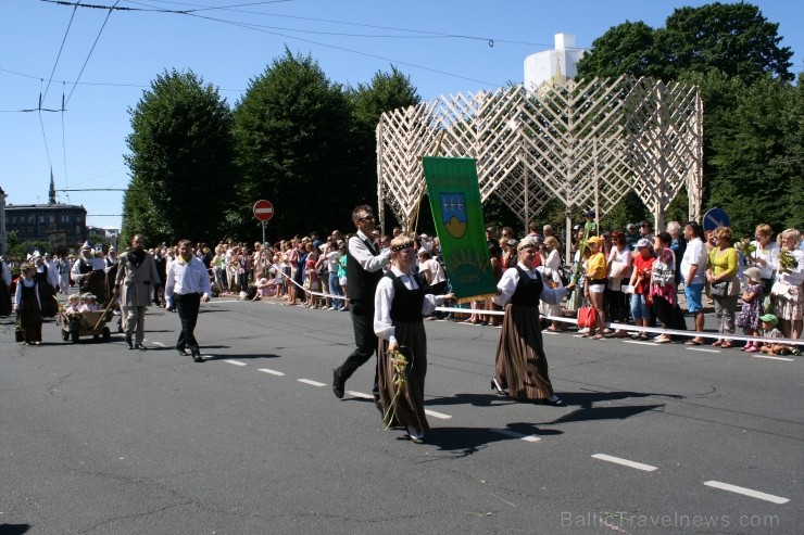 XXV Vispārējo latviešu Dziesmu un XV Deju svētku gājiens - bildēs meklē sevi vai savu kolektīvu. XXV Vispārējo latviešu Dziesmu un XV Deju svētku gājiens - bildēs meklē sevi vai savu kolektīvu. 99221