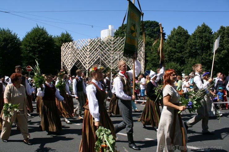XXV Vispārējo latviešu Dziesmu un XV Deju svētku gājiens - bildēs meklē sevi vai savu kolektīvu. XXV Vispārējo latviešu Dziesmu un XV Deju svētku gājiens - bildēs meklē sevi vai savu kolektīvu. 99225