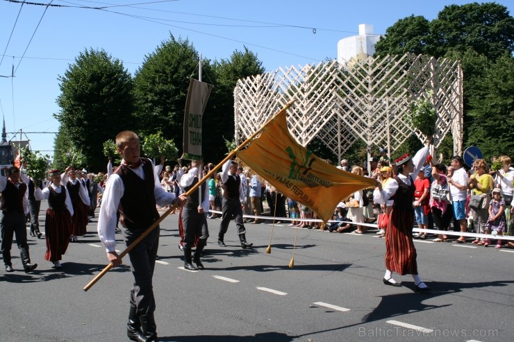 XXV Vispārējo latviešu Dziesmu un XV Deju svētku gājiens - bildēs meklē sevi vai savu kolektīvu. XXV Vispārējo latviešu Dziesmu un XV Deju svētku gājiens - bildēs meklē sevi vai savu kolektīvu. 99227