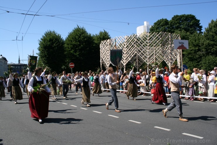 XXV Vispārējo latviešu Dziesmu un XV Deju svētku gājiens - bildēs meklē sevi vai savu kolektīvu. XXV Vispārējo latviešu Dziesmu un XV Deju svētku gājiens - bildēs meklē sevi vai savu kolektīvu. 99230