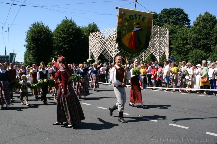 XXV Vispārējo latviešu Dziesmu un XV Deju svētku gājiens - bildēs meklē sevi vai savu kolektīvu. XXV Vispārējo latviešu Dziesmu un XV Deju svētku gājiens - bildēs meklē sevi vai savu kolektīvu. 99235