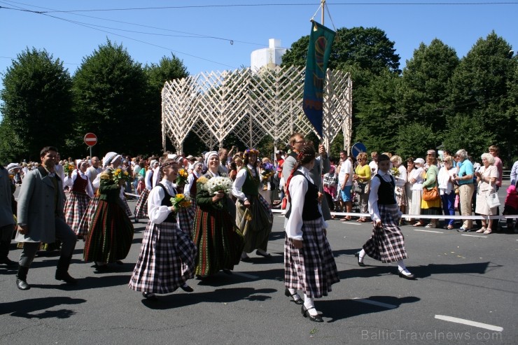 XXV Vispārējo latviešu Dziesmu un XV Deju svētku gājiens - bildēs meklē sevi vai savu kolektīvu. XXV Vispārējo latviešu Dziesmu un XV Deju svētku gājiens - bildēs meklē sevi vai savu kolektīvu. 99237