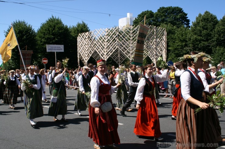 XXV Vispārējo latviešu Dziesmu un XV Deju svētku gājiens - bildēs meklē sevi vai savu kolektīvu. XXV Vispārējo latviešu Dziesmu un XV Deju svētku gājiens - bildēs meklē sevi vai savu kolektīvu. 99243