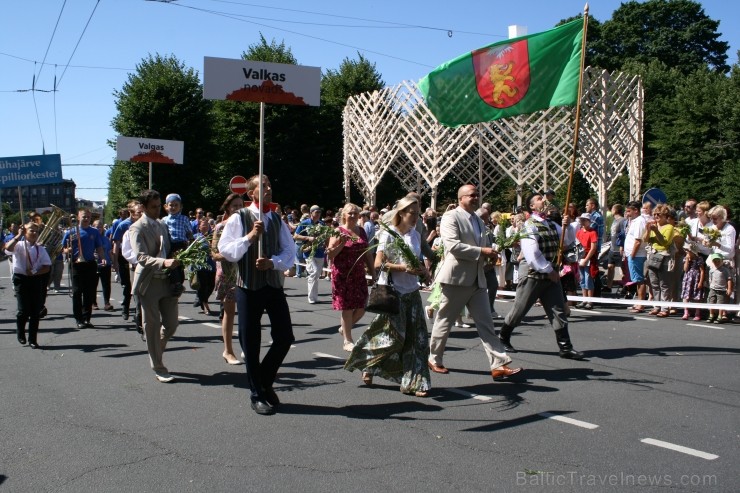 XXV Vispārējo latviešu Dziesmu un XV Deju svētku gājiens - bildēs meklē sevi vai savu kolektīvu. XXV Vispārējo latviešu Dziesmu un XV Deju svētku gājiens - bildēs meklē sevi vai savu kolektīvu. 99244