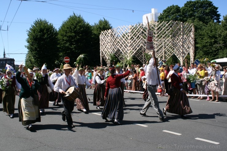 XXV Vispārējo latviešu Dziesmu un XV Deju svētku gājiens - bildēs meklē sevi vai savu kolektīvu. XXV Vispārējo latviešu Dziesmu un XV Deju svētku gājiens - bildēs meklē sevi vai savu kolektīvu. 99247