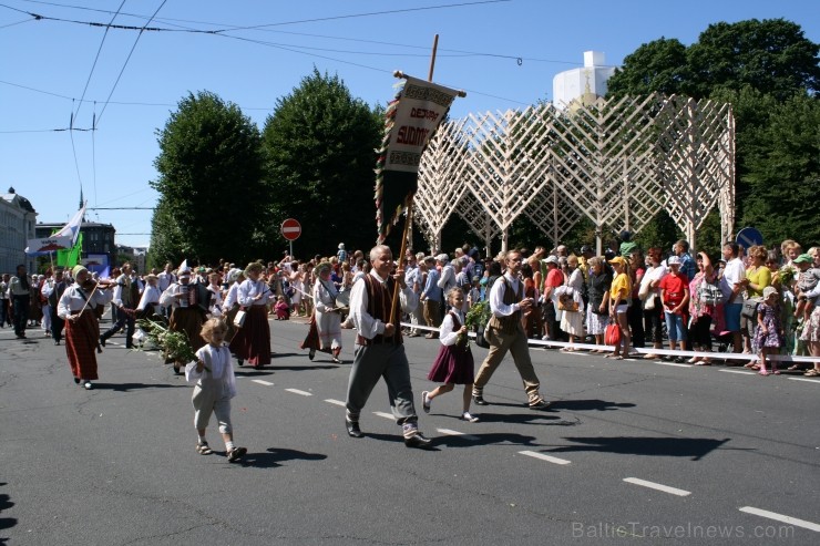 XXV Vispārējo latviešu Dziesmu un XV Deju svētku gājiens - bildēs meklē sevi vai savu kolektīvu. XXV Vispārējo latviešu Dziesmu un XV Deju svētku gājiens - bildēs meklē sevi vai savu kolektīvu. 99248
